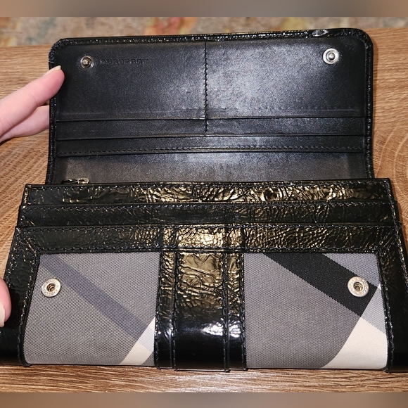 Burberry Monochrome Plaid Wallet. NWOT - Picture 3 of 6
